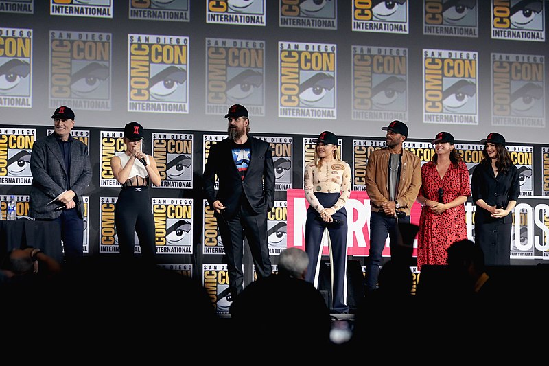 File:Kevin Feige, Scarlett Johansson, David Harbour, Florence Pugh, O. T. Fagbenle, Cate Shortland & Rachel Weisz (48471879032).jpg