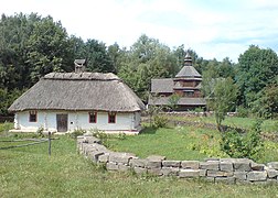 Maison au toit de chaume et église en bois classées,