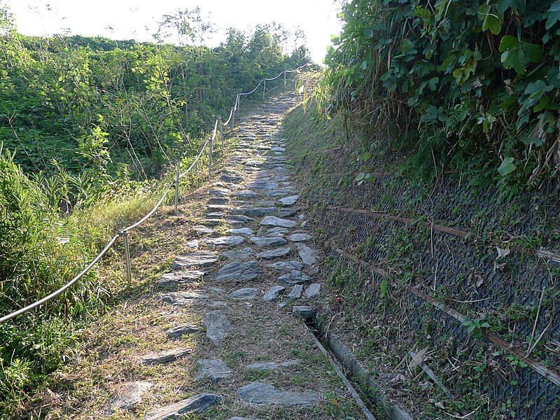 File:Kiiji - Cobblestones in Kainan.jpg