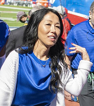 Fortune Salaire Mensuel de Kim Pegula Combien gagne t il d argent ? 100 000 000,00 euros mensuels