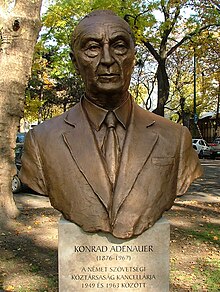 Konrad Adenauer mellszobor Budapest.jpg