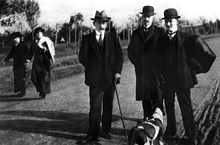 Kurmay Yarbay Mustafa Kemal arkadaşlarıyla, Sofya, Bulgaristan, 1914.png