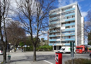 Torget och ett av punkthusen.