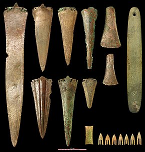 Daggers and axes made of copper alloy, gold archer's wristguard, sharpener made of schist and Armorican arrowheads made of flint from the Early Bronze Age tumulus of La Motta (Lannion, Cotes-d'Armor). La Motta.jpg