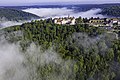 Schloss Langenburg über dem vernebelten Tal der Jagst