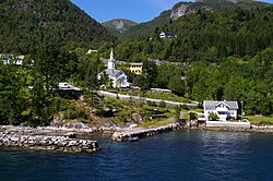 Blick auf das Dorf mit Lavik Kirche