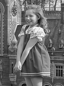 Lena Zavaroni com 10 anos em 1974, em frente a uma miniatura do Palácio da Paz em Madurodam.