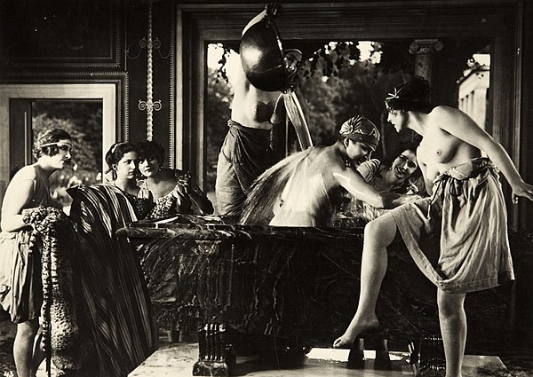Riefenstahl (right) in Wege zu Kraft und Schönheit (1925)