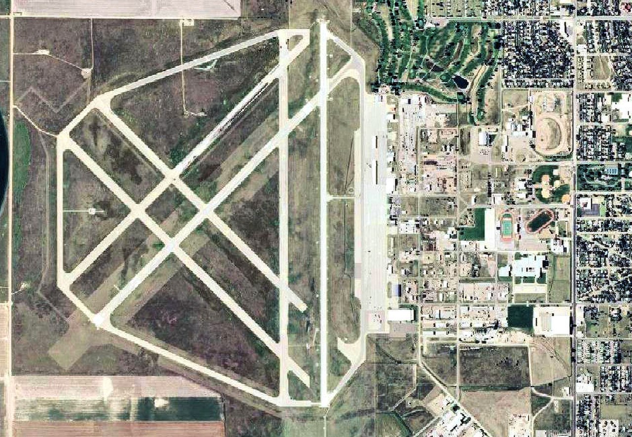 Аэропорты средней азии. Региональный аэродром. Аэродром на среднем. Mid-America Air Museum в Канзасе. Аэропорт Омаха – Небраска – США.
