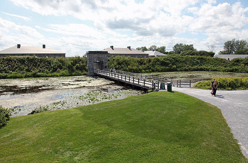 File:Lieu historique national du Canada du Fort-Lennox, entré principal, vue générale.jpg