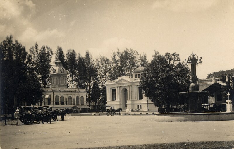 File:Links het raadhuis en rechts de Javasche Bank te Medan, KITLV 182382.tiff