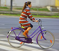 Une personne circulant sur un vélo