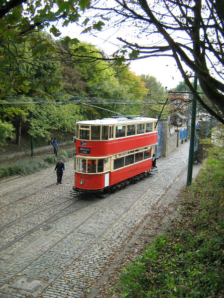 Tập_tin:London_tram_leaving_the_depot.JPG