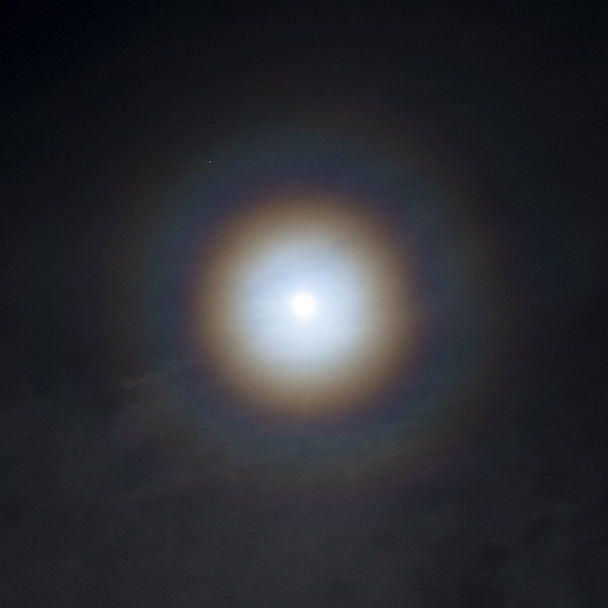 Halo (optical phenomenon) - Wikipedia