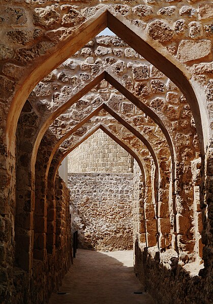 File:Manama Qal'at al-Bahrain Courtyard 03.jpg