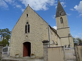 Mandeville-en-Bessin, façade occidentale et clocher de l'église.JPG