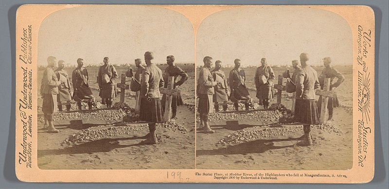 File:Mannen op een begraafplaats voor Britse soldaten die zijn gesneuveld tijdens de Slag van Magersfontein The Burial Place, at Modder River, of the Highlanders who fell at Maagersfontein, S. Africa (titel op object), RP-F-F09093.jpg
