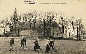 Maraîchers au travail près de la chapelle de Kersaint au début du XXe siècle (carte postale Villard).