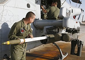 Снаряжение подвесного блока НАР вертолёта АН-1W 70 мм неуправляемой ракетой «Гидра» с осколочно-фугасной боевой частью. База «Аль-Асад», Ирак, ноябрь 2007 г.