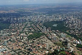 Fotografia aérea de Maringá com destaque para a Catedral Basílica Menor Nossa Senhora da Glória.