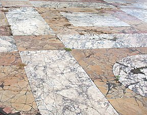 Roosast ja valgest marmorist põrand Traianuse foorumil