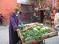 Marchand ambulant de légumes à côté de la fontaine Mouassine