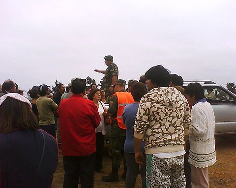 Military representatives in La Cruz Hill, Pichilemu, after the March earthquake.
