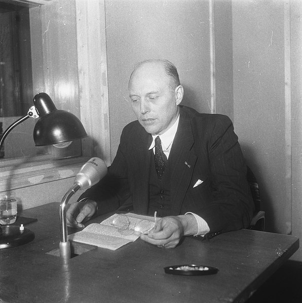 File:Minister-president Schermerhorn voor de radio-microfoon, Bestanddeelnr 900-9774.jpg