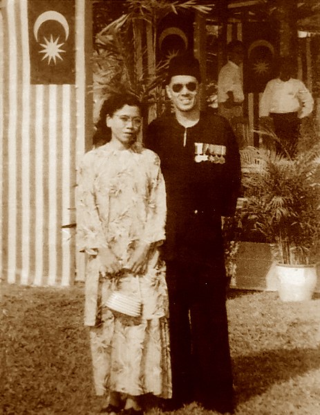 File:Mohamed Hamzah - with wife.jpg