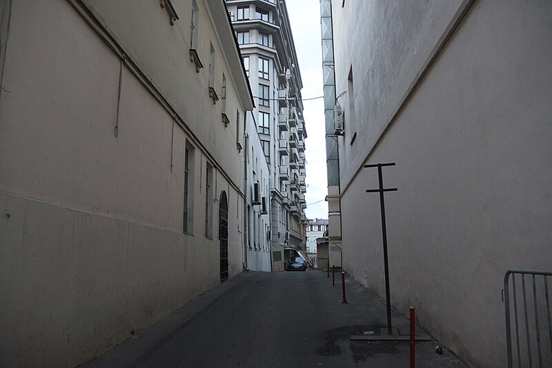 File:Moscow, Bolshaya Dmitrovka, alley between buildings 34 and 32 (43447201932).jpg