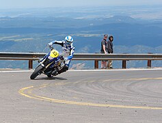 Une moto en 2007 dans la dernière partie bitumée.