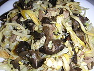 Porc moo shu, un plat originaire du nord de la Chine, probablement de la province de Shandong.