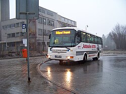 Pohled na autobusovou zastávku těsně v blízkosti zastávky