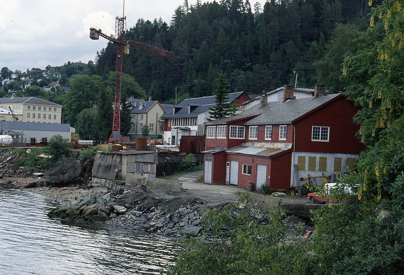 File:NKL-bygget, Ilsvika gård, Ila Stålindustri med sjøflyhangarene og Strandhytten (1991) (13400342833).jpg