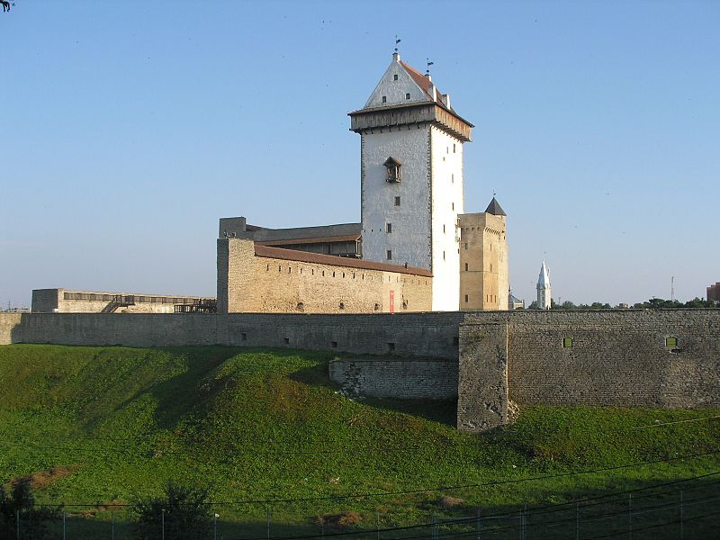 File:Narva Hermanni kindlus, 21. juuli 2011.jpg