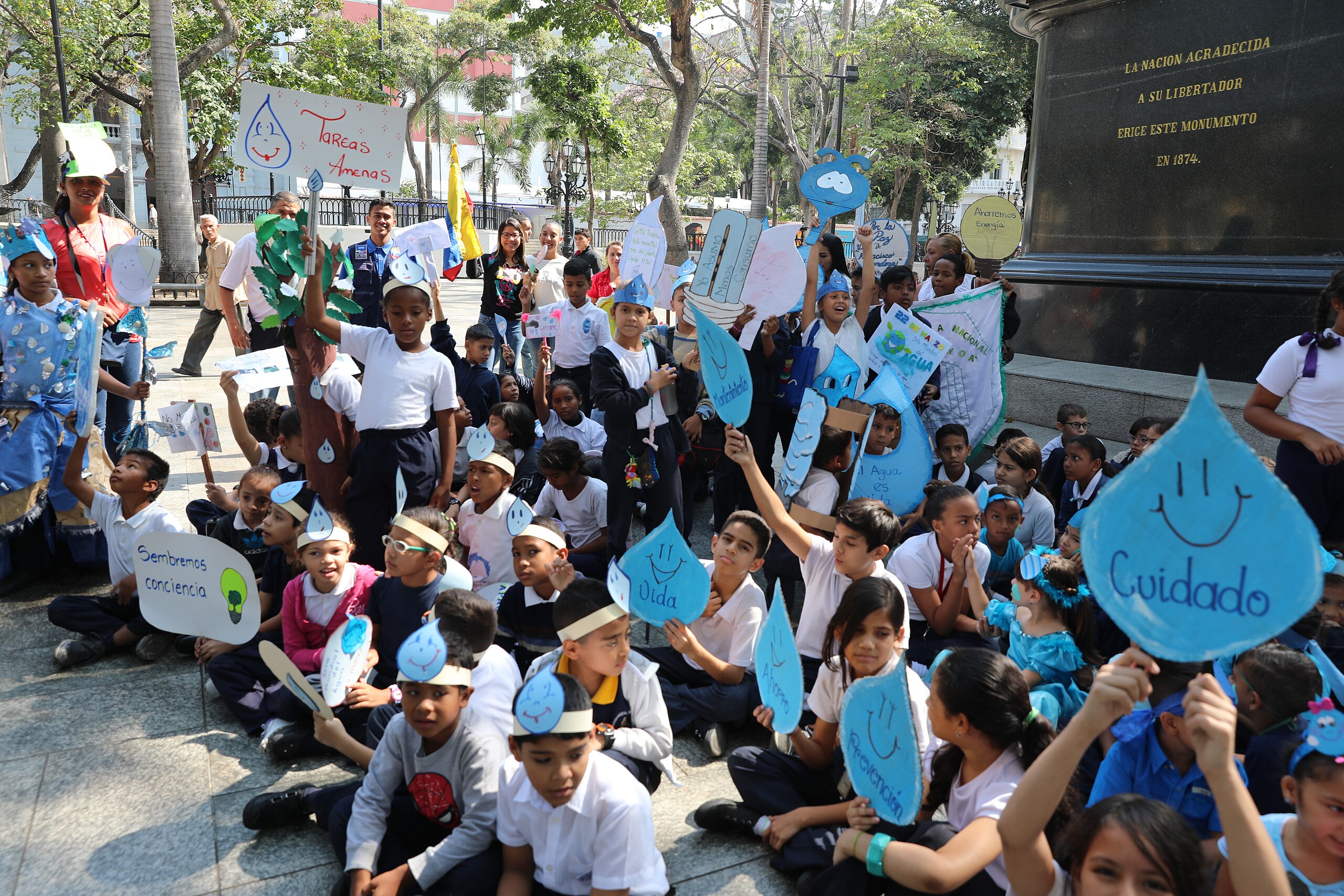 Archivo:Niños celebran dia del agua en la plaza bolivar.jpg - Wikipedia, la enciclopedia libre