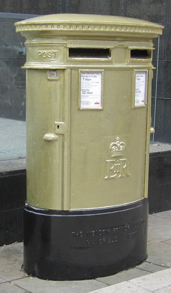 File:Nicola Adams's gold postbox LS1 424 in Leeds.jpg