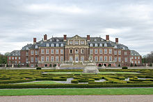 Northern front of Schloss Nordkirchen, facing parterres Nordkirchen-Hauptgebaeude-von-Venusinsel-DSC 5912.jpg