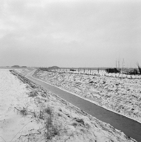 File:Normalisatie van beken, graven en dempen van sloten, leggen riolering, duikers e, Bestanddeelnr 162-0543.jpg