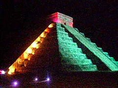 Die Nordseite der Pyramide bei Nacht, Nachstellung des Schauspiels der Schlange