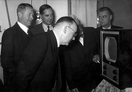 Minister van Justitie Hendrik Mulderije, bestuursvoorzitter van Philips Frits Philips en vicepremier en minister voor Burgerlijke Verdediging en Bescherming Bevolking Frans Teulings tijdens de presentatie van de eerste televisie uitzending op 2 October 1951.