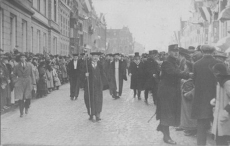 The official opening of the Catholic University of Nijmegen in 1923. The academic beadle walks with the new professors to Saint Ignatius' Church.