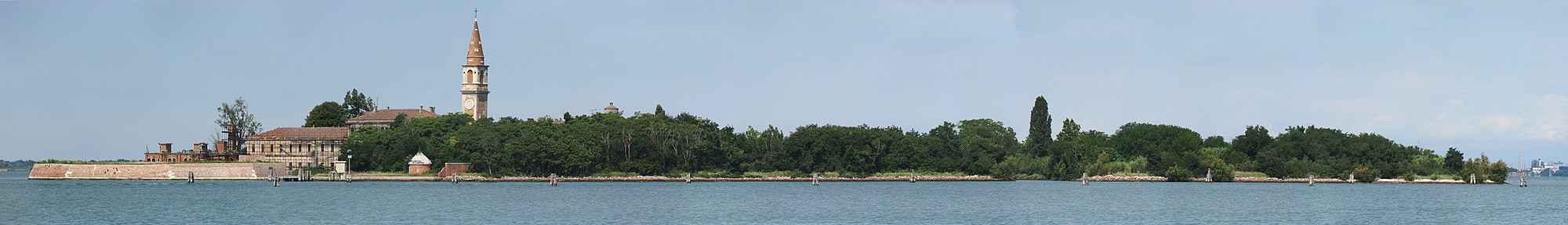 Poveglia pohledem z ostrova Lido