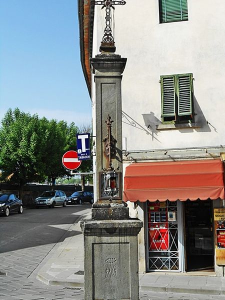 File:Piazza Colonna-la colonna.jpg