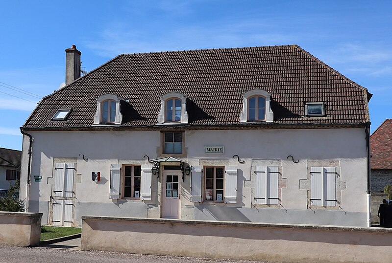 File:Pluvet (21) Mairie.jpg