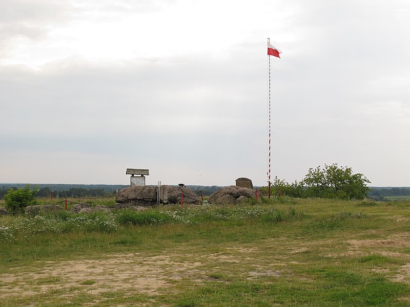 File:Podlaskie - Zawady - Góra Strękowa - Bunkier - rzut; tył - v-WSW.jpg