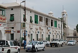 Poštovní úřad, v pozadí koptský kostel