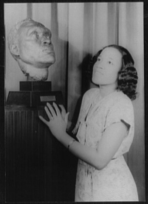 File:Portrait of Camilla Williams, with Jacob Epstein's bust of Paul Robeson LCCN2004663744.tif