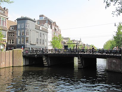 Hoe gaan naar Aalmoezeniersbrug met het openbaar vervoer - Over de plek