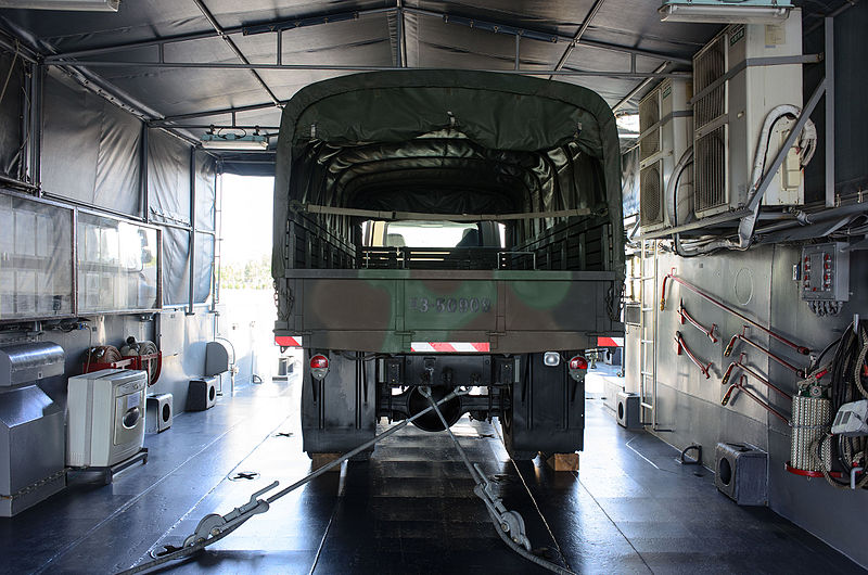 File:Rear View of International 3.5ton 4WD Truck Loaded on ROCN Ho Chion (LCU-481) 20141123.jpg